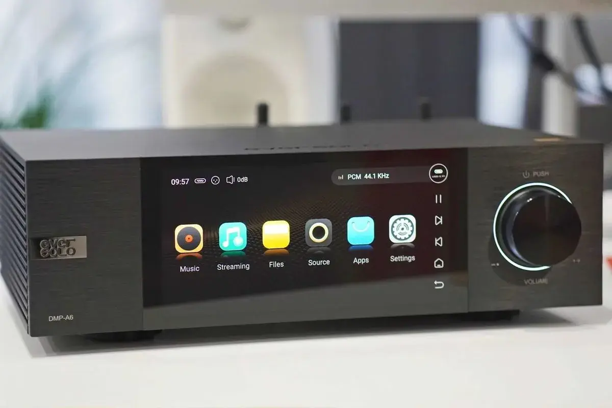 Lecteur audio réseau Eversolo DMP-A6 affichant des options comme "Music", "Streaming", "Files", "Source", "Apps", "Settings". Il supporte les fichiers DSD.