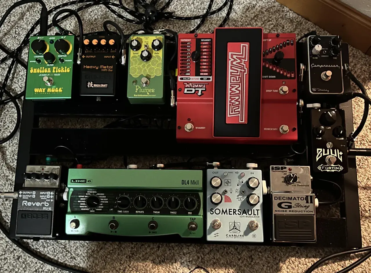 Pédalier de guitare avec de nombreux effets. On y voit notamment un Whammy DT, un DL4 MkII, un compresseur, et un noise gate.