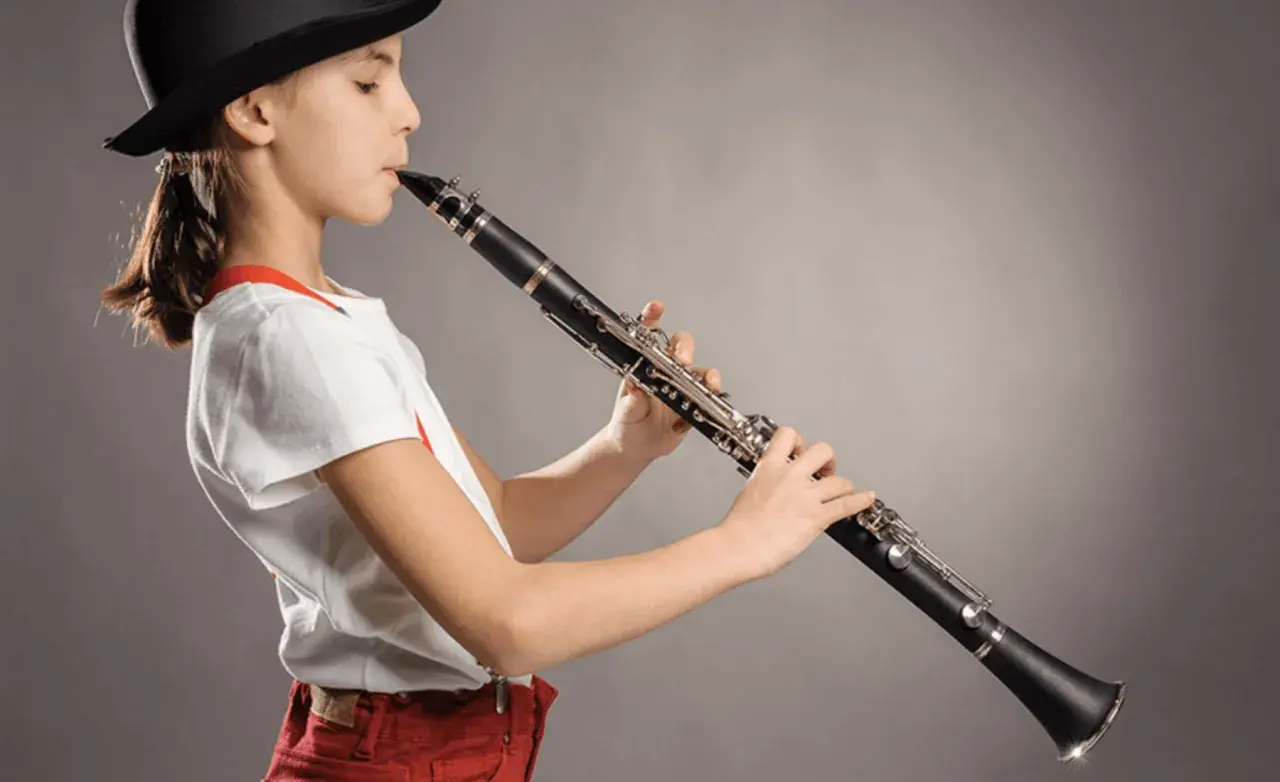 Jeune fille au chapeau noir jouant de la clarinette, explorant sa tessiture.