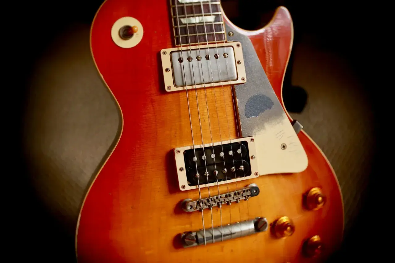 Guitare électrique rouge et orange, prête à produire son fameux "twang".