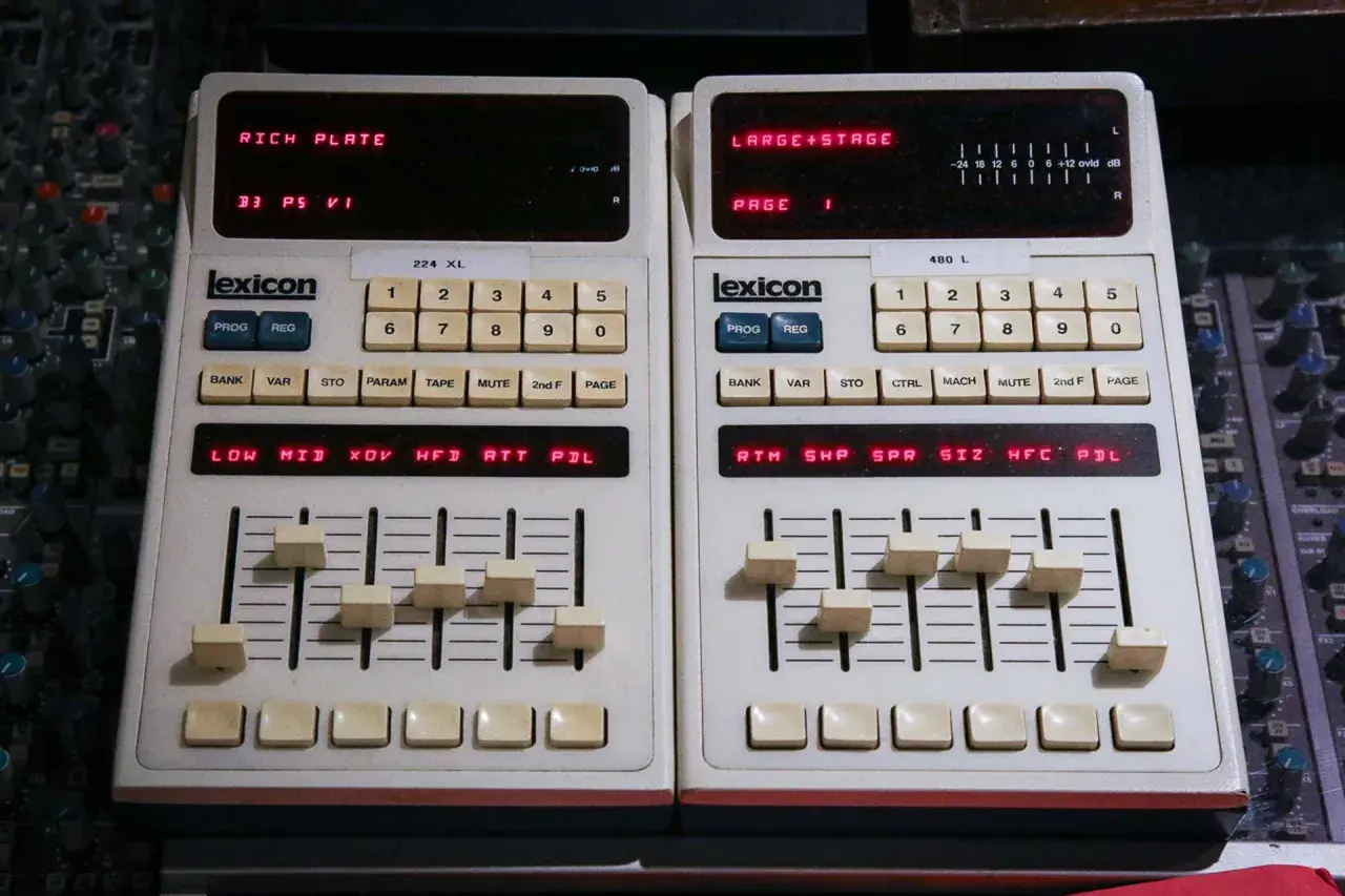Deux unités Lexicon 224 XL et 480 L, des classiques pour le **reverb def**, avec leurs potentiomètres et écrans LED.