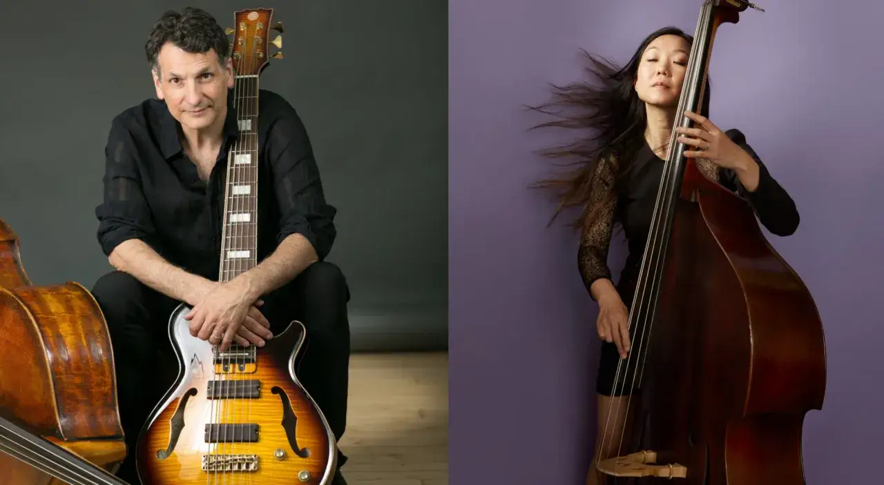 Un homme avec une basse &eacute;lectrique et une femme jouant de la contrebasse, deux instruments qui font vibrer le jazz.