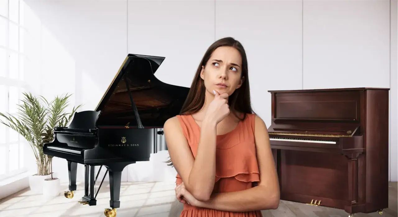 Une jeune femme réfléchit devant un piano à queue noir et un piano droit en bois. Elle hésite, peut-être à propos de la pédale piano.