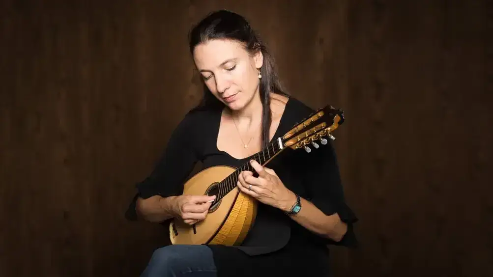 Une musicienne joue de la mandoline, cr&eacute;ant une musique mandoline connue.