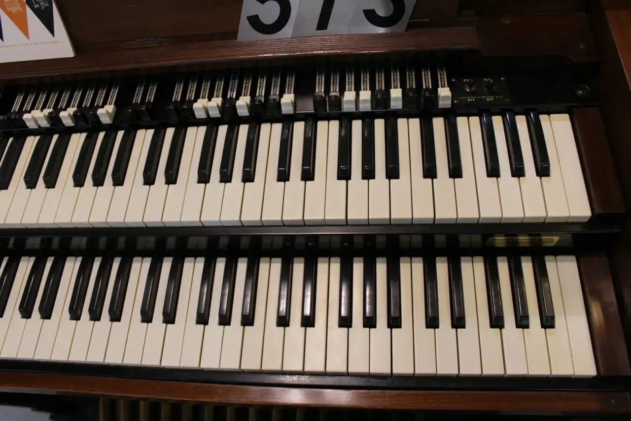 Deux claviers d'un orgue Hammond, pr&ecirc;ts &agrave; faire vibrer le jazz et le blues.
