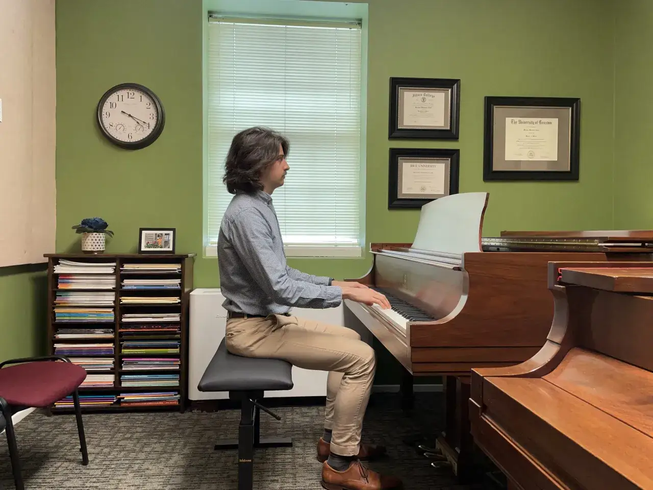Un pianiste concentr&eacute; adopte une posture parfaite au piano, pr&ecirc;t &agrave; jouer.
