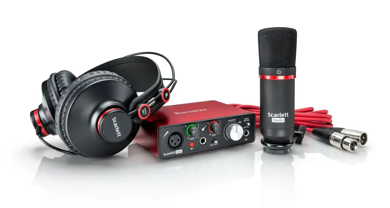 Ensemble d'enregistrement Focusrite Scarlett : casque, microphone et interface audio rouge pour un direct monitoring parfait.