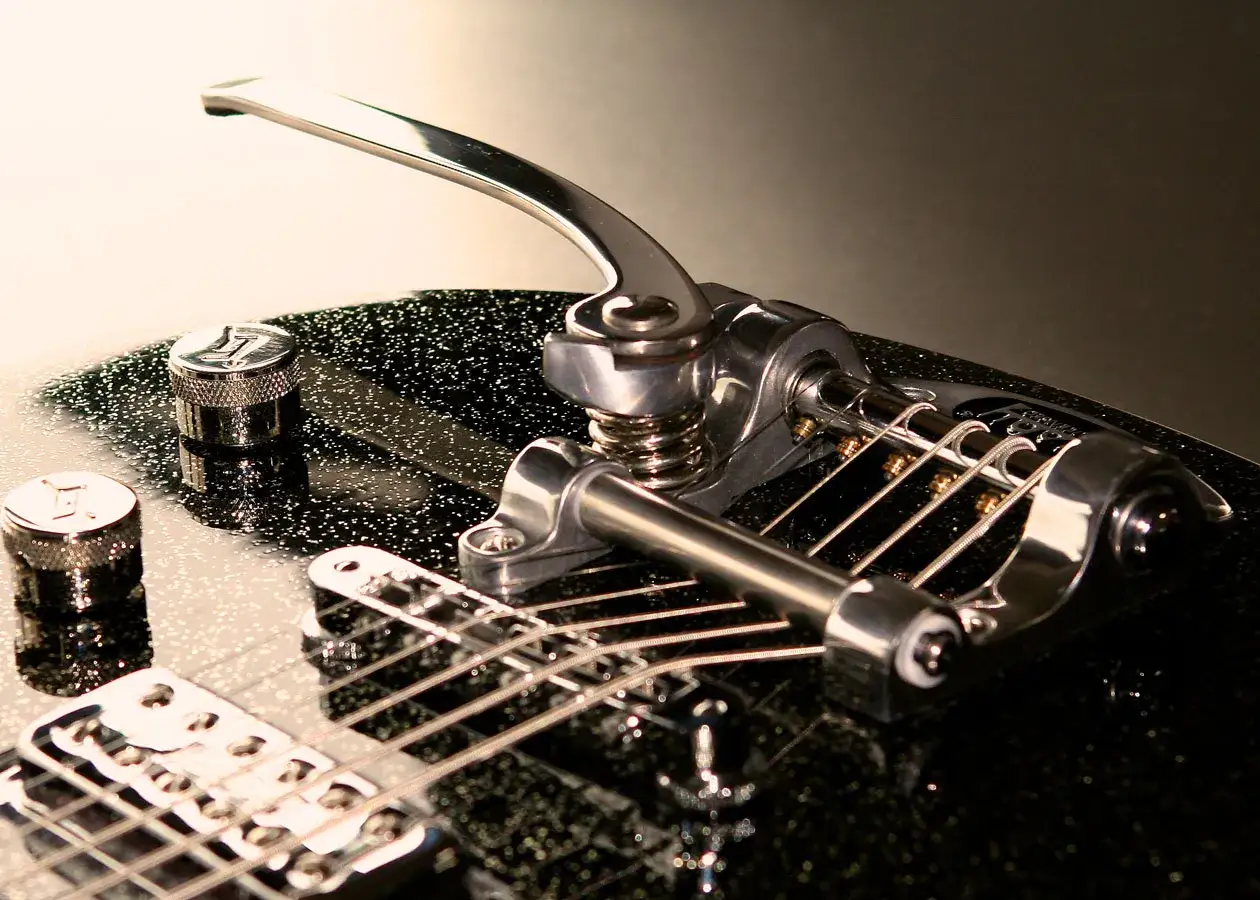 Guitare &eacute;lectrique noire paillet&eacute;e avec vibrato Bigsby, pr&ecirc;t &agrave; produire un son avec son fameux 