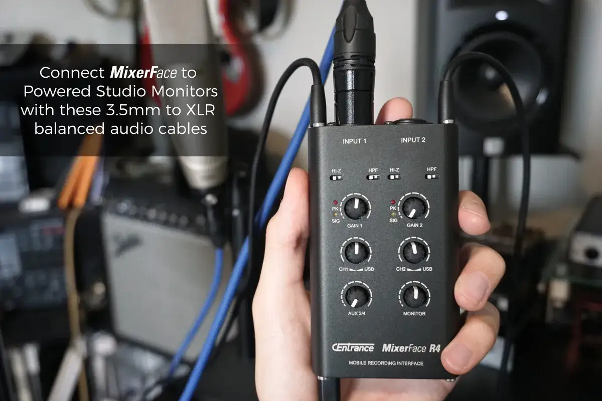 Main d'un musicien tenant un enregistreur audio MixerFace R4, avec des c&acirc;bles connect&eacute;s. Le jack sym&eacute;trique assure une connexion audio de qualit&eacute;.