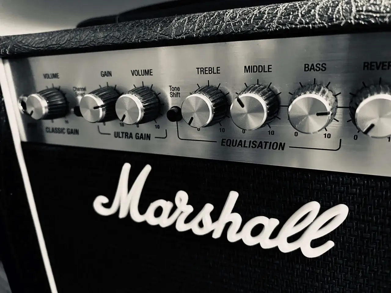Gros plan sur le panneau de contr&ocirc;le d'un ampli Marshall, avec les boutons de r&eacute;glage de l'&eacute;galisation (Volume, Gain, Treble, Middle, Bass) et le logo embl&eacute;matique.